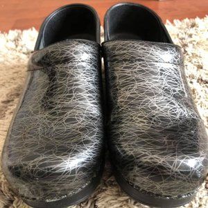dansko scribble print clogs